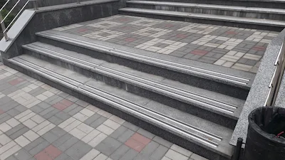 Антиковзні покриття на сходи: Захист від травм взимку